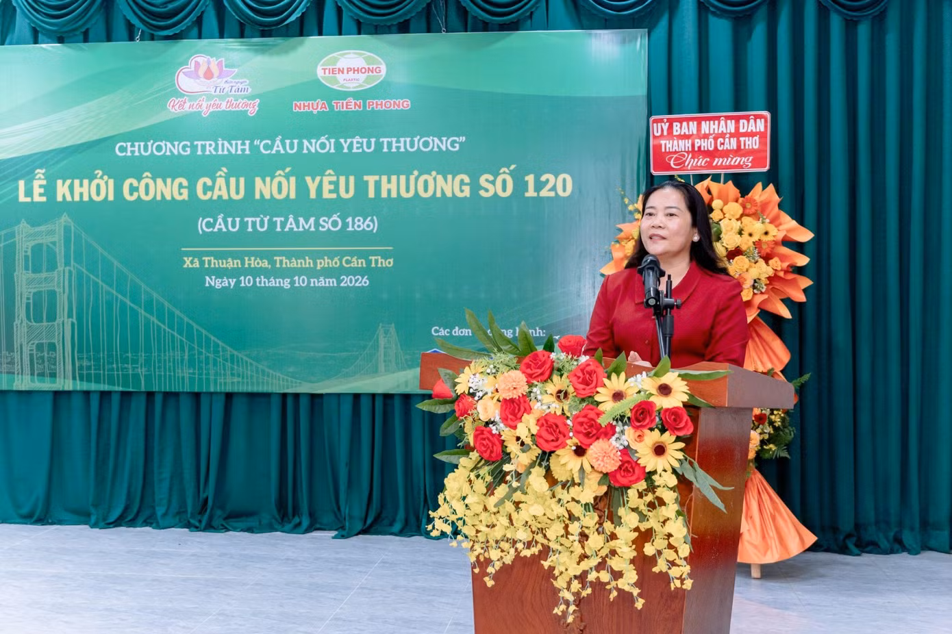 Bà Lê Thị Thanh Lam - Phó trưởng đoàn chuyên trách Đoàn đại biểu Quốc hội TP Cần Thơ, phát biểu tại buổi lễ, trân trọng ghi nhận sự đồng hành của Nhựa Tiền Phong và các đơn vị tài trợ