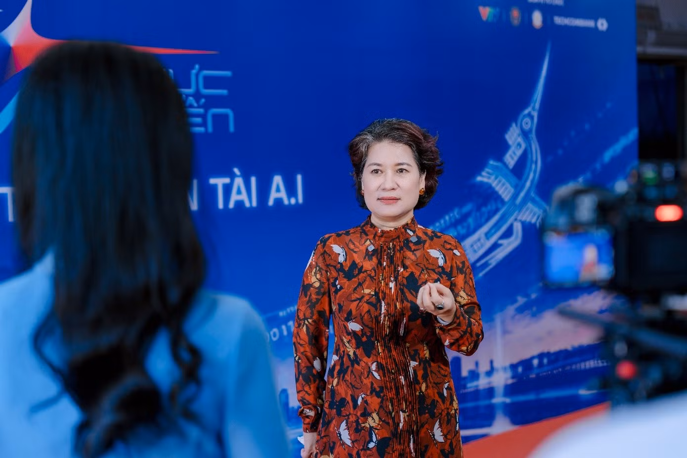 Nhà báo, TS. Nguyễn Thu Hà, Trưởng ban Chuyên đề - Khoa giáo, Đài Truyền hình Việt Nam, chia sẻ về vòng Chung khảo toàn quốc AI Thực chiến mùa 2. Ảnh: BTC.