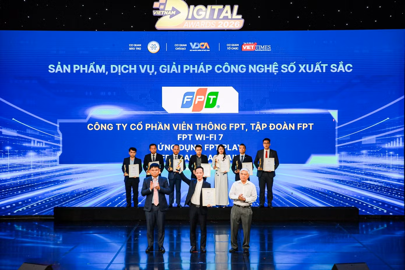 Ông Trần Quý Long - Trưởng ban Sản xuất Nội dung Thể thao FPT Play, đại diện FPT Telecom nhận giải