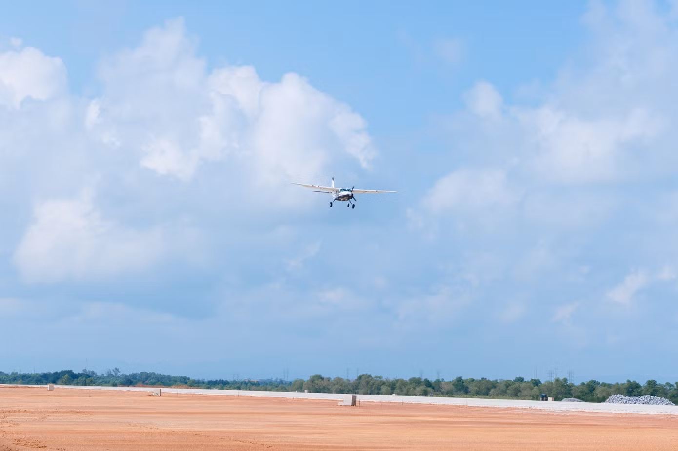 Máy bay Cessna 208 thực hiện 3 tuyến bay đánh giá phía trên CHK Quảng Trị ở các cao độ 600m và 300m (Ảnh: Tùng Lâm)