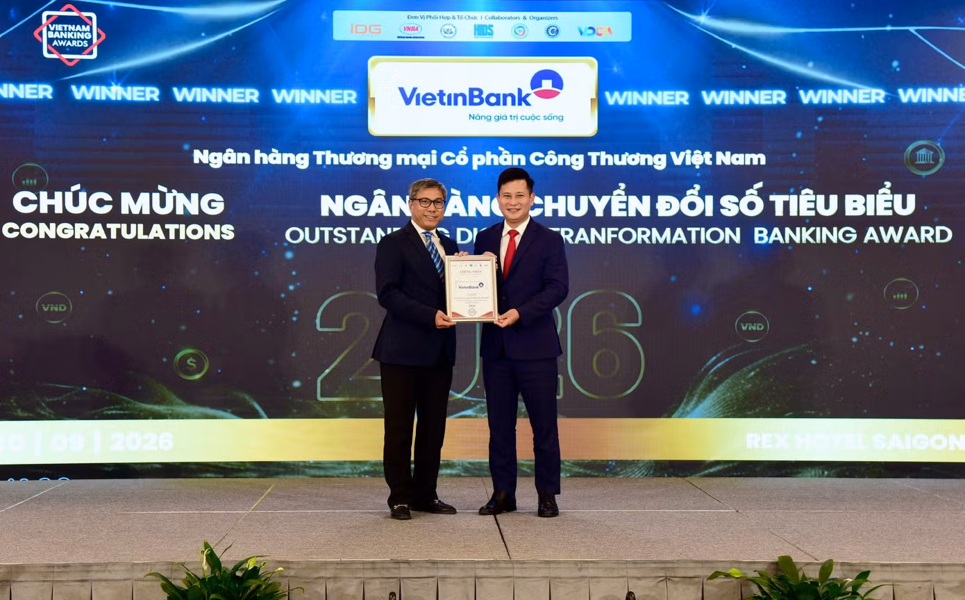 Ông Trần Công Quỳnh Lân – Phó Tổng Giám đốc VietinBank nhận giải thưởng Ngân hàng Chuyển đổi số tiêu biểu 2026 tại Vietnam Outstanding Banking Awards, ngày 30/9/2026.