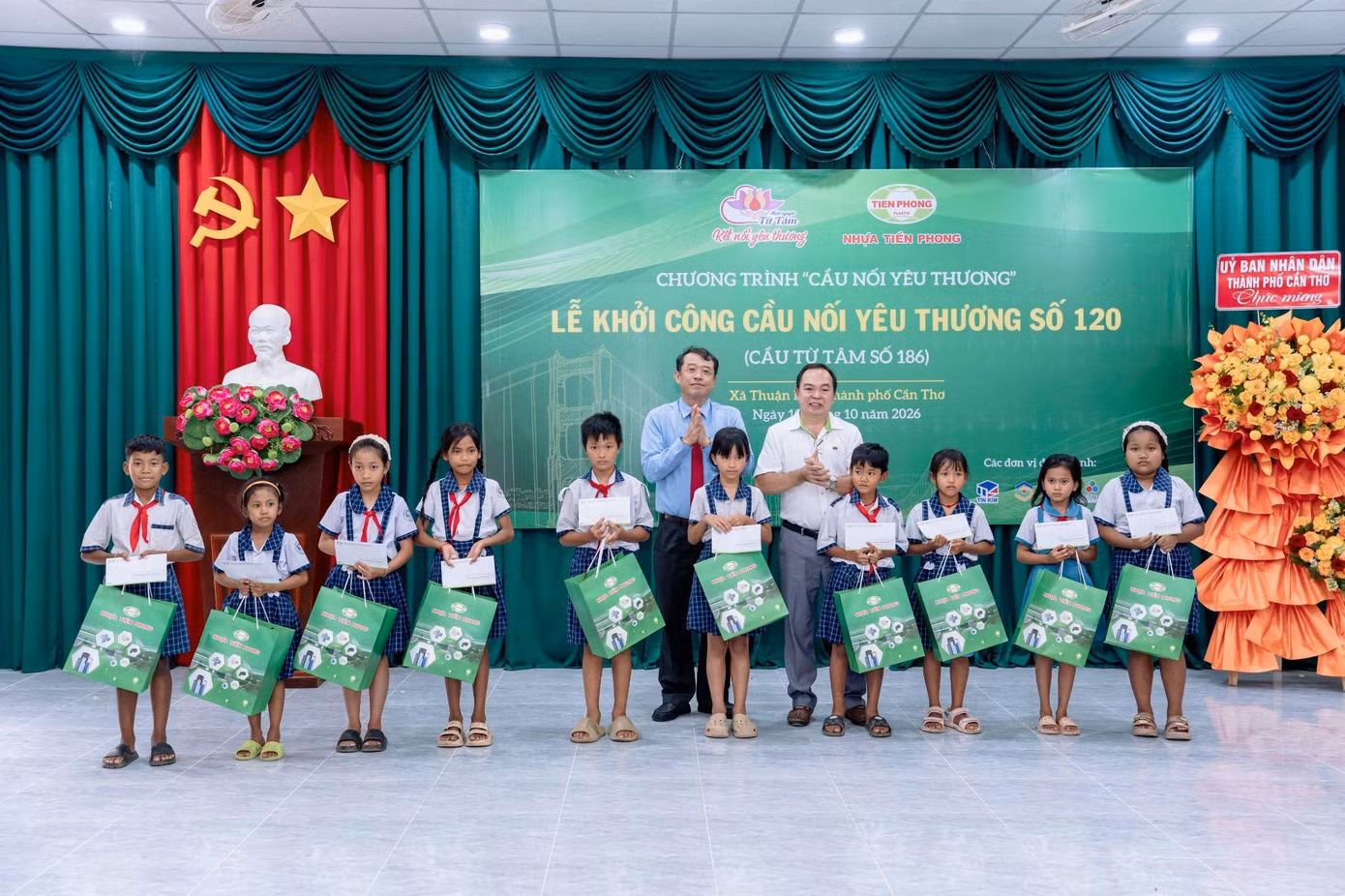 Ông Nguyễn Ngọc Tâm, Phó Tổng Giám đốc Công ty Cổ phần Nhựa Thiếu niên Tiền Phong phía Nam, trao quà cho các em học sinh có hoàn cảnh khó khăn tại địa phương.