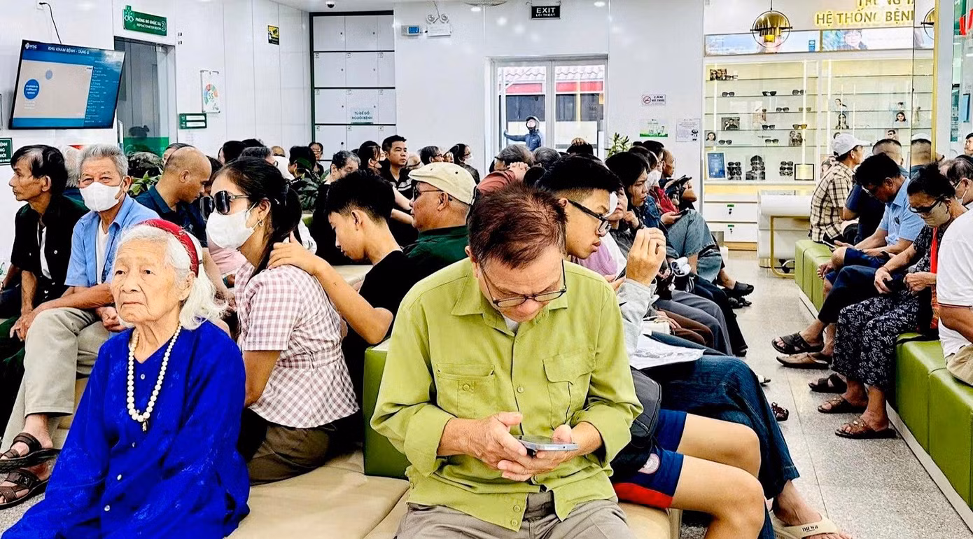 Nhiều người lớn tuổi dễ nhầm lẫn bệnh đục thủy tinh thể và các bệnh lý mắt thông thường
