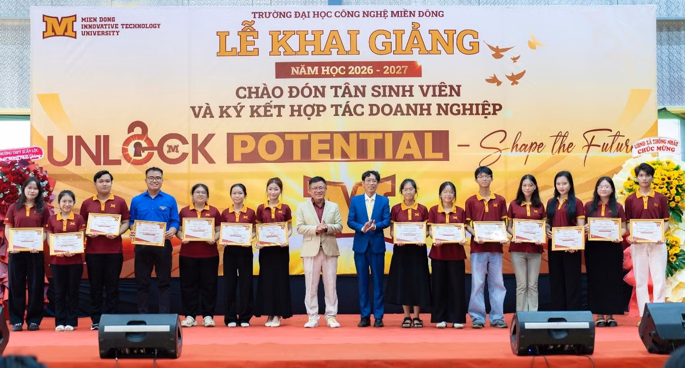 Sinh viên được trao học bổng và khen thưởng tại lễ khai giảng năm học mới. Ảnh: MIT