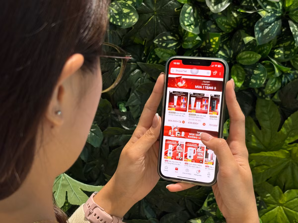 Người dùng nên mua hàng tại website, ứng dụng chính thức của Shopee.