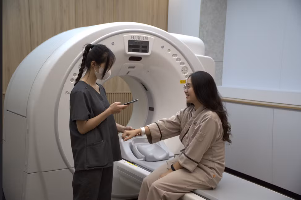 Khách hàng trẻ trải nghiệm quy trình tầm soát sức khỏe ứng dụng công nghệ AI. Ảnh: NURA.