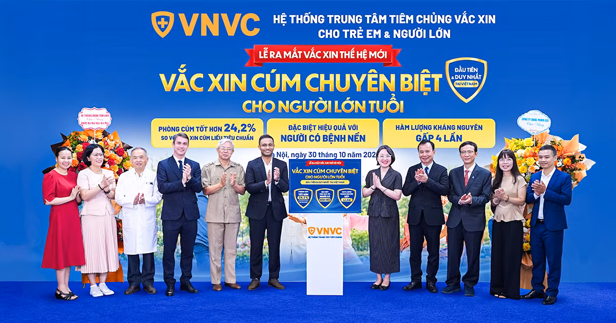 Đại diện Ban Chấp hành Trung ương Hội Người cao tuổi Việt Nam, Hội Hô hấp Việt Nam, Sanofi và VNVC cùng chứng kiến sự kiện ra mắt vắc xin cúm chuyên biệt cho người cao tuổi lần đầu có mặt tại Việt Nam. Ảnh: Liên Lê