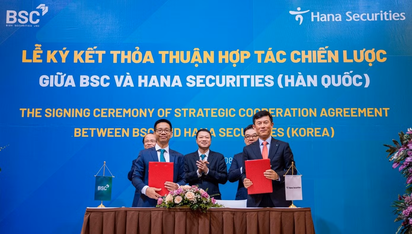 Đại diện Công ty Cổ phần Chứng khoán BIDV và Hana Securities ký thỏa thuận hợp tác chiến lược năm 2022