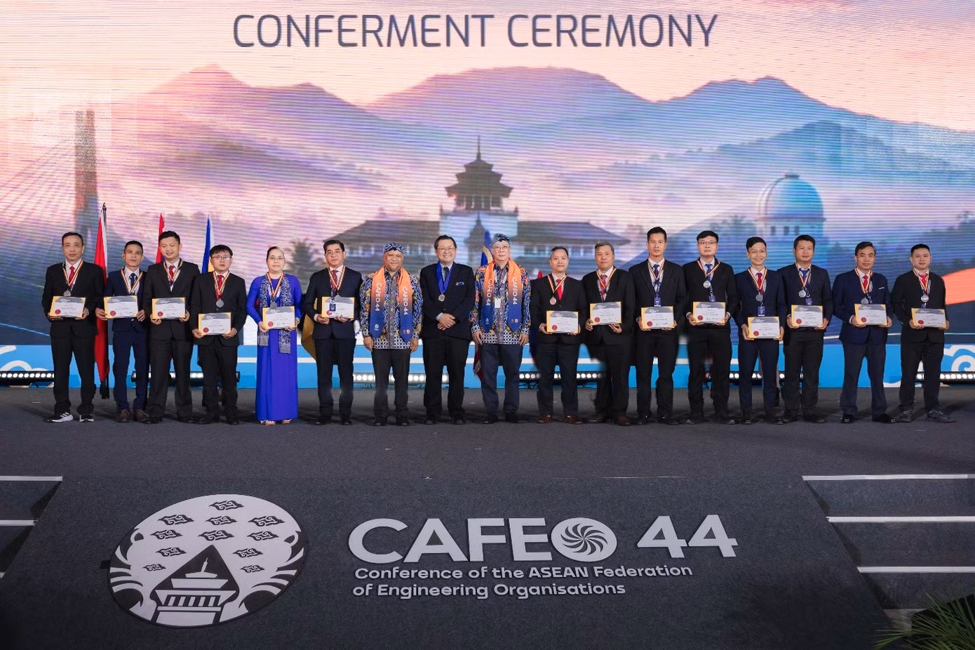 Các tân kỹ sư ASEAN của EVNHCMC và đoàn công tác