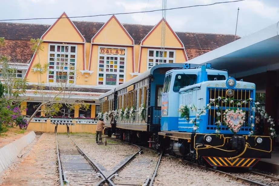 Các nhà ga đường sắt cổ có thể được chuyển thành bảo tàng, điểm du lịch. Ảnh: BXD.