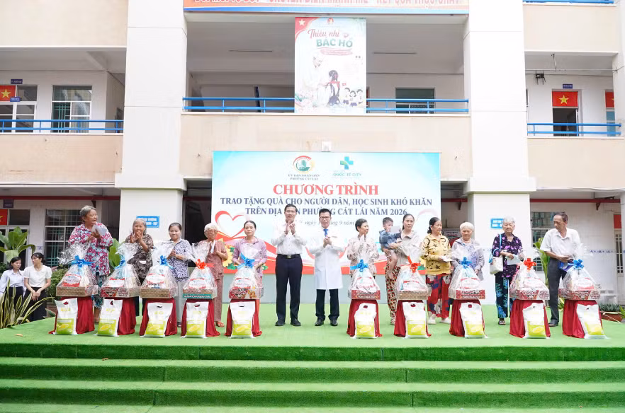 ThS.BS. Trần Quốc Thành và Đồng chí Võ Tấn Quan trao quà cho người dân có hoàn cảnh khó khăn trên địa bàn Phường Cát Lái.