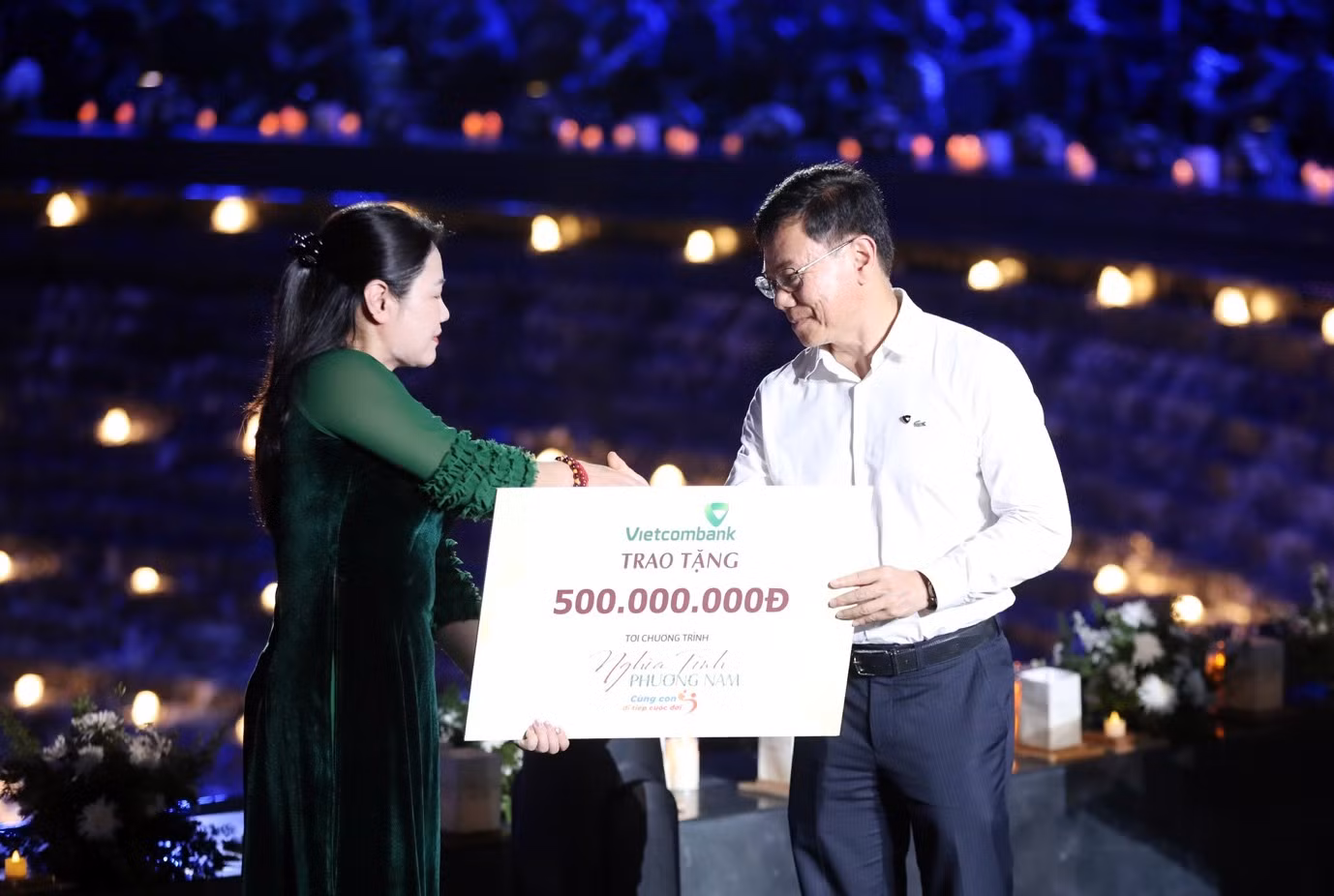 Đại diện Quỹ Tấm lòng Việt bắt tay cảm ơn ông Đặng Hoài Đức – Phó Tổng Giám đốc Vietcombank, đại diện cho Vietcombank trao tặng phần quà 500 triệu đồng của ngân hàng dành hỗ trợ các em nhỏ có hoàn cảnh khó khăn