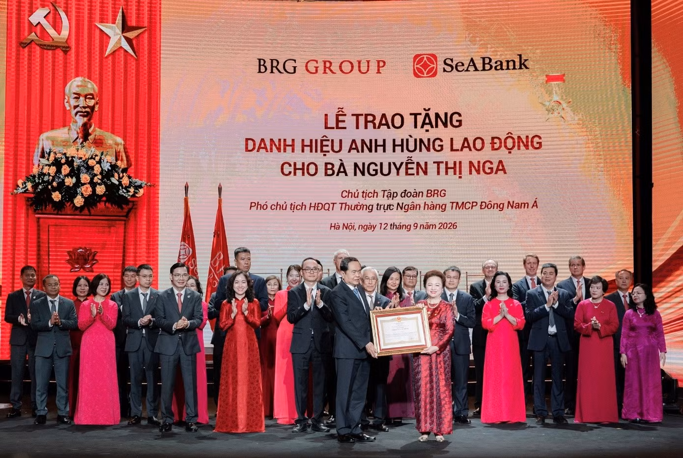 Đồng chí Trần Thanh Mẫn – Chủ tịch Quốc hội trao tặng Danh hiệu Anh hùng Lao động cho Bà Nguyễn Thị Nga tại Buổi lễ