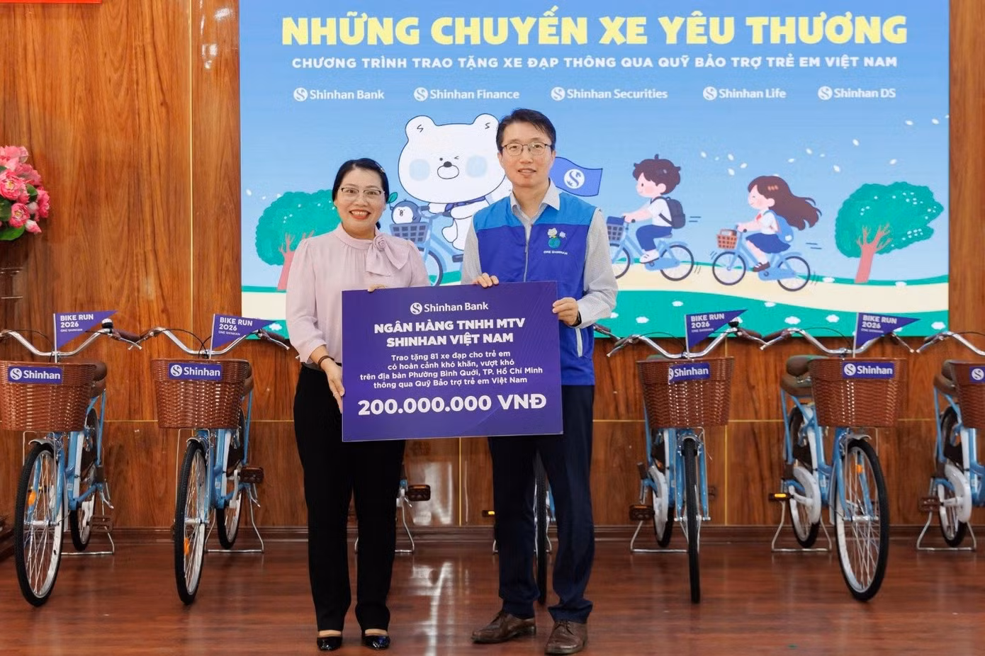 Ông Ryu Je Eun – Tổng Giám đốc Ngân hàng Shinhan đại diện trao tặng 81 chiếc xe đạp với tổng trị giá 200 triệu đồng cho học sinh có hoàn cảnh khó khăn tại phường Bình Quới, TPHCM.
