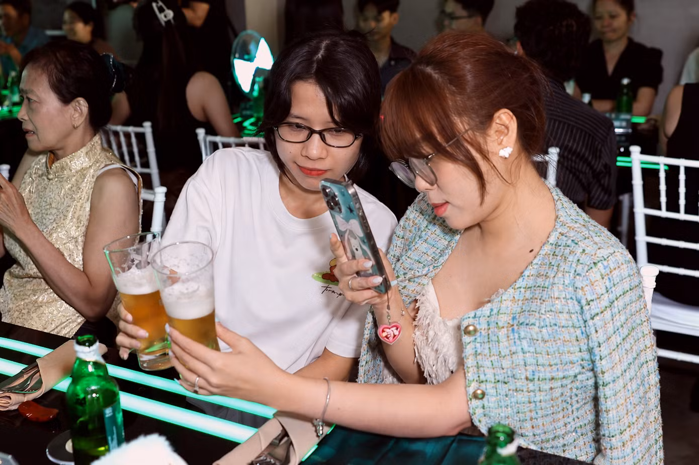 Các khách mời thích thú với những chiếc ly Bia Saigon Special mang tên riêng của từng vị khách tham gia (Ảnh: Bia Saigon)