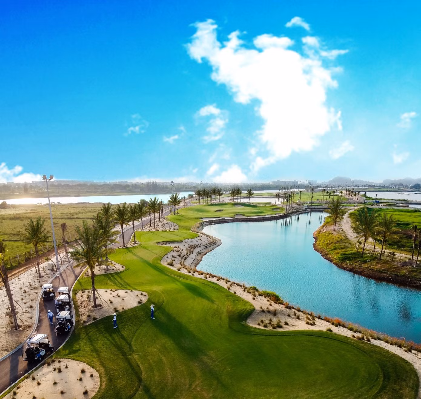 Không gian sân Nicklaus Course trải rộng trên nền cát ven biển tạo nên cảnh quan thiên nhiên hùng vĩ, mang lại cảm giác phóng khoáng, tự do và giàu cảm xúc cho mỗi vòng gôn.