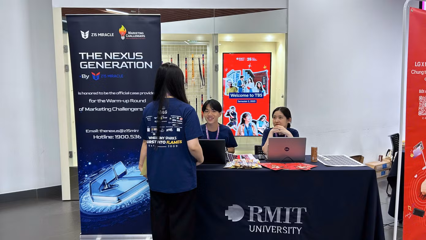 Bàn đón khách tại lễ khai mạc cuộc thi Marketing Challengers 2025, bên cạnh là thông tin giới thiệu về dự án phát triển nguồn nhân lực của Z15 Miracle Việt Nam.