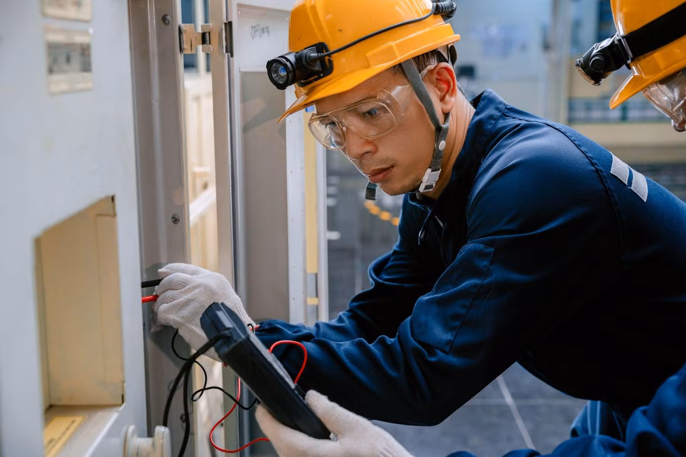 Anh Trần Duy Thành, bộ phận Bảo Trì của xưởng Sơn đạt huy chương bạc.