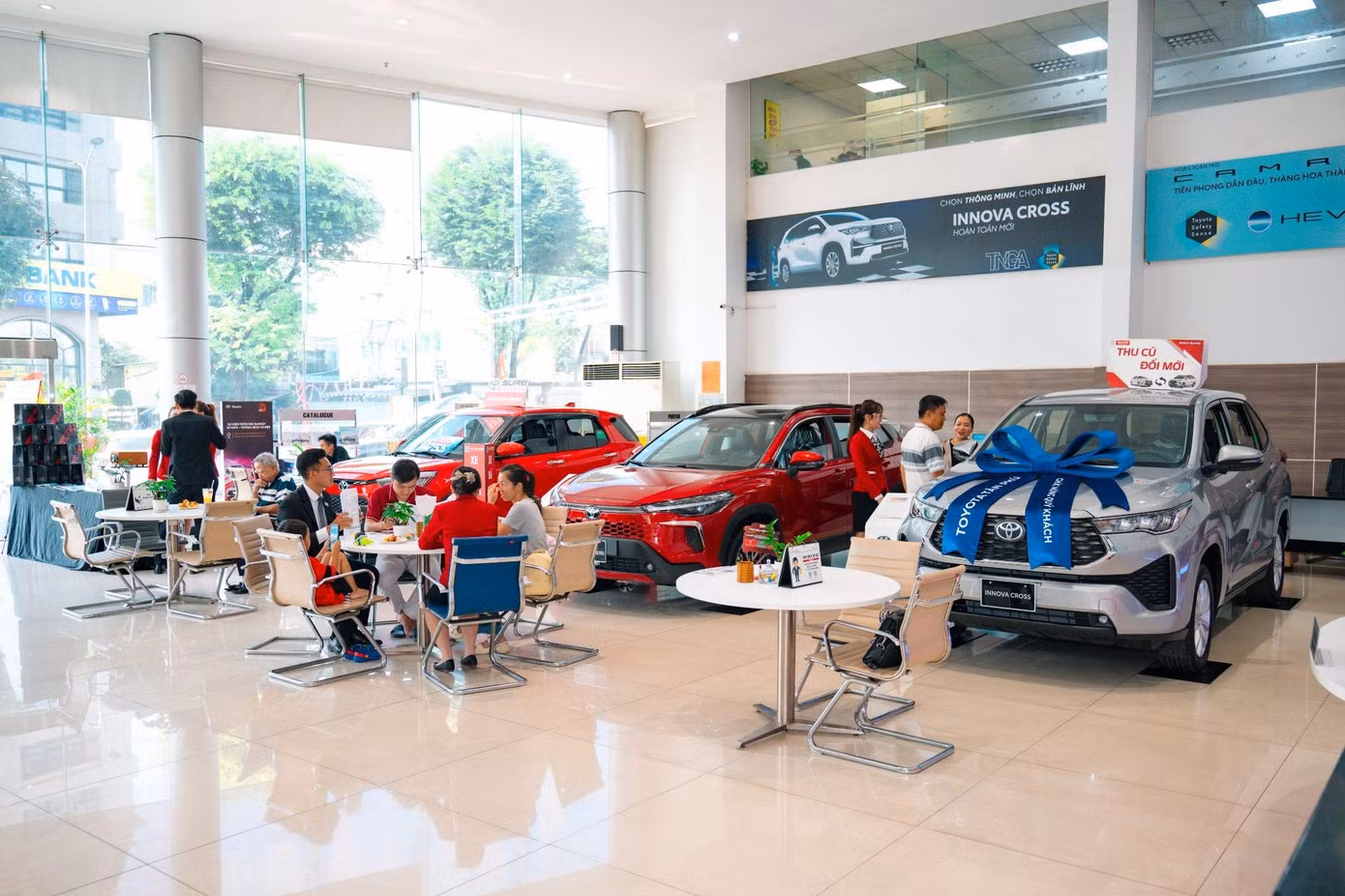 Đại lý ghi nhận nhiều khách hàng đến xem và nhận tư vấn các mẫu xe HEV.