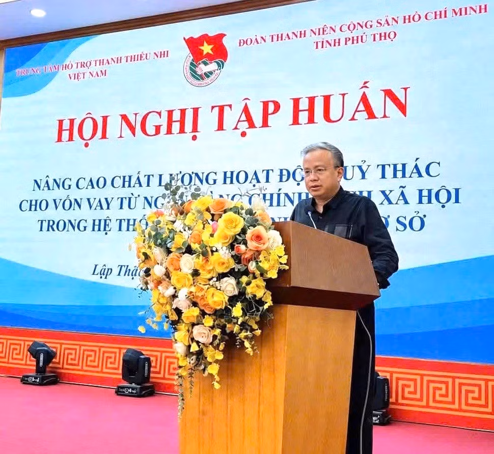 Đồng chí Lê Ngọc Khánh – Phó Giám đốc Thường trực Trung tâm Hỗ trợ Thanh thiếu nhi Việt Nam phát biểu trong buổi tập huấn tại xã Lập Thạch, tỉnh Phú Thọ