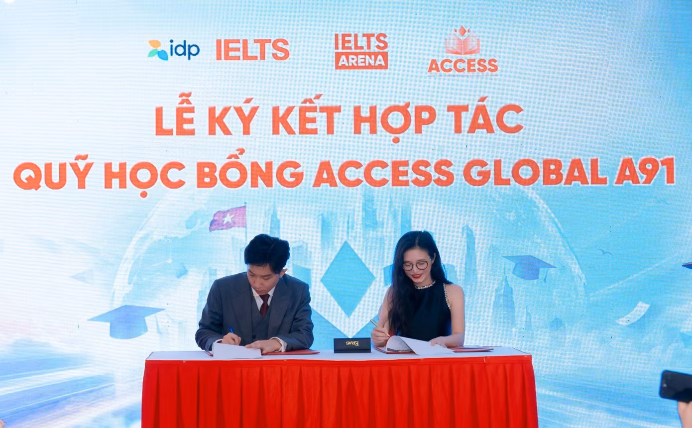Ông Nguyễn Thái Bình Dương - Phó Tổng Giám đốc IELTS Arena và bà Lê Muôn Xuân - Giám đốc Quốc gia kỳ thi IELTS tại IDP Việt Nam ký kết hợp tác đảm bảo chất lượng cho chương trình ACCESS Global A91 mùa 2.