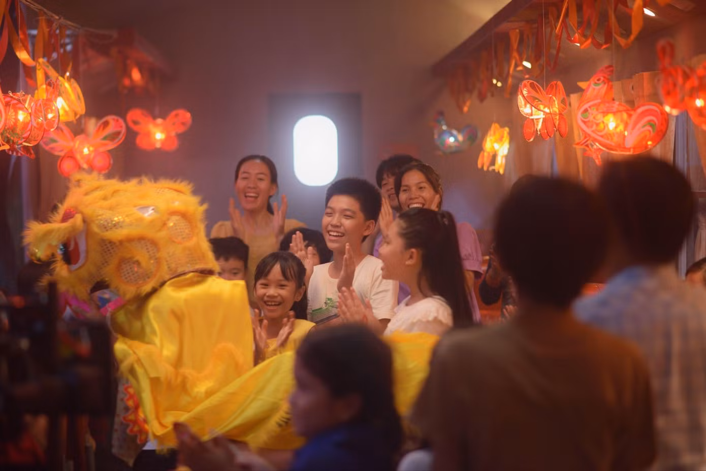 Các đêm hội Trung thu tạo sân chơi để các em nhỏ được rước đèn và tham gia các hoạt động vui chơi dân gian.