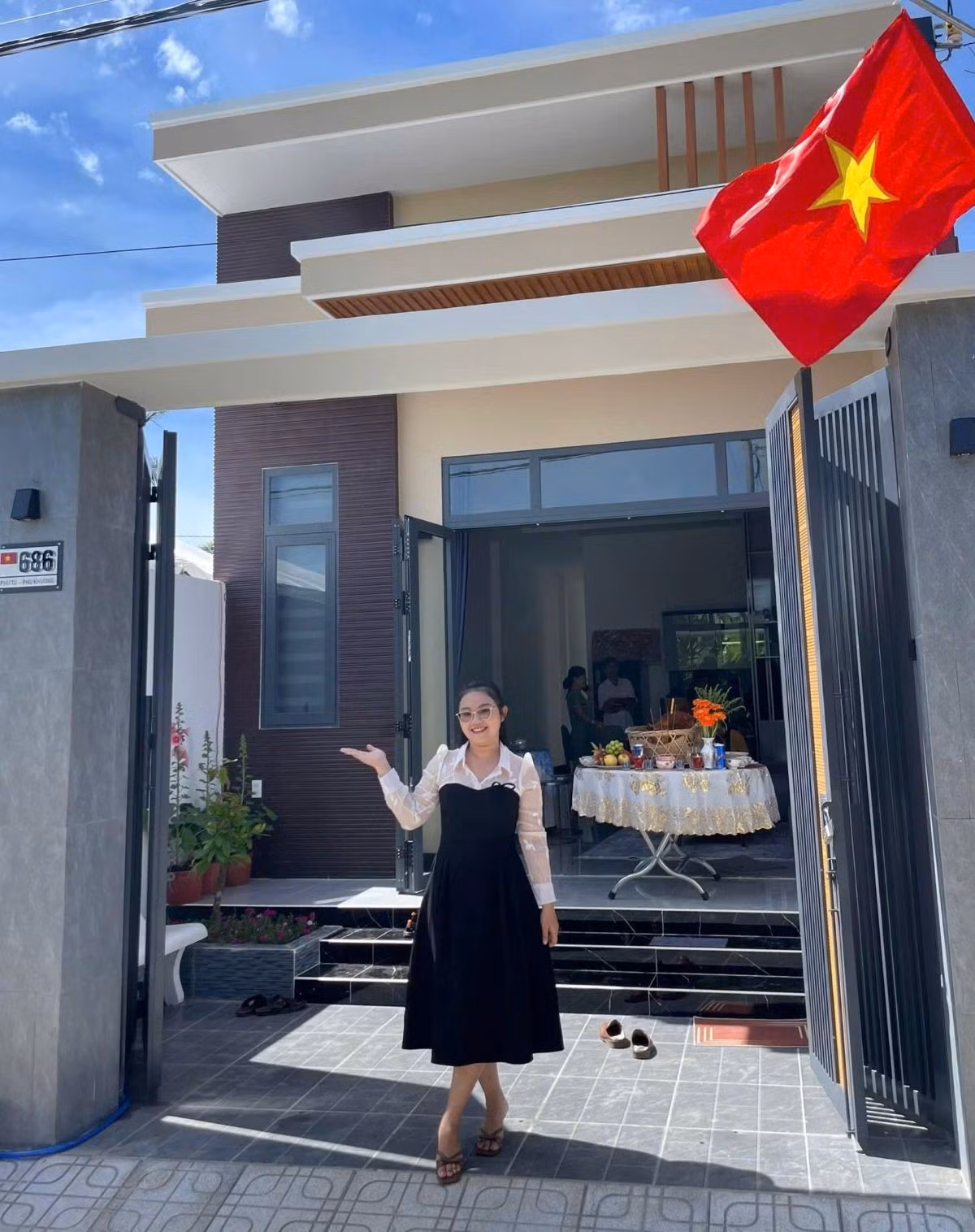 Mua được nhà cho bố mẹ bằng chính thu nhập của mình ở tuổi 24 là điều mà Ngọc Duyên thủa còn làm nhân viên văn phòng chưa bao giờ dám nghĩ đến. (Ảnh: NVCC)