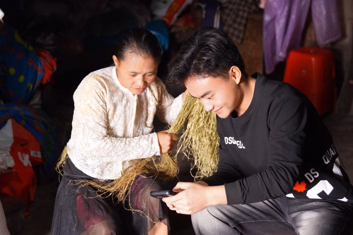 Anh Thò Mí Nô hướng dẫn mẹ sử dụng điện thoại gọi điện