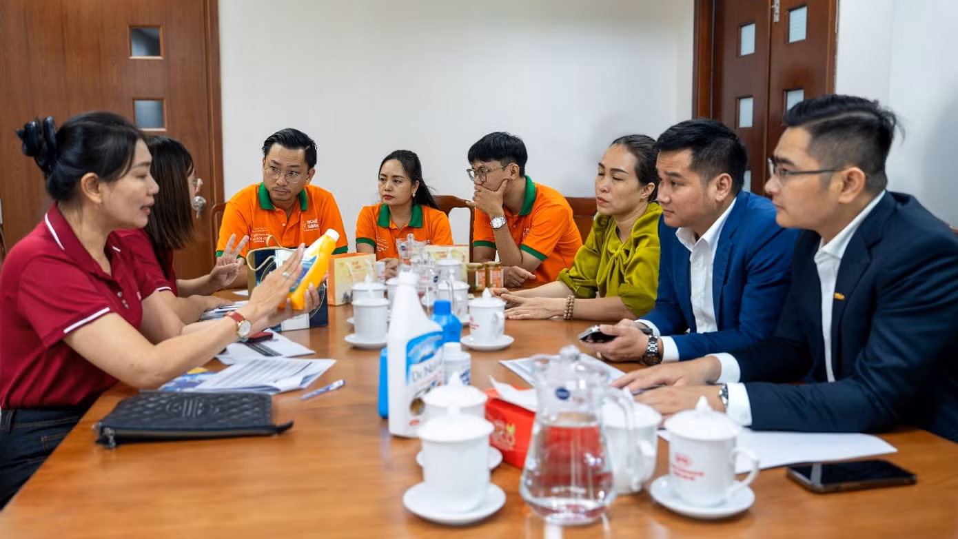 Các doanh nghiệp thuộc Top 20 The Future Brand 2026 chào hàng vào hệ thống bán lẻ SATRA. Ảnh: SATRA