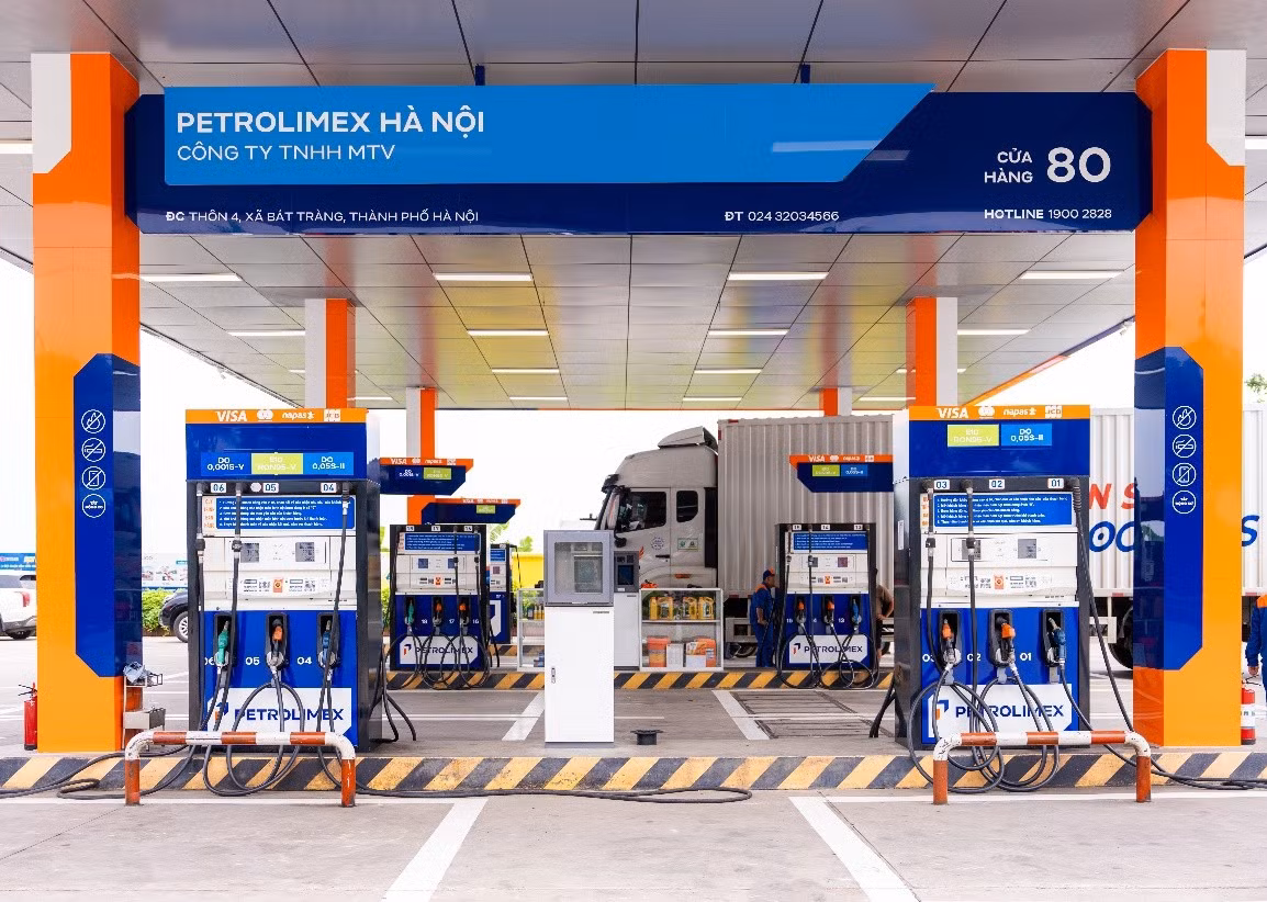 Logo Petrolimex với ngôn ngữ thiết kế hiện đại, thể hiện tinh thần kế thừa, chuyển động và tiến về phía trước