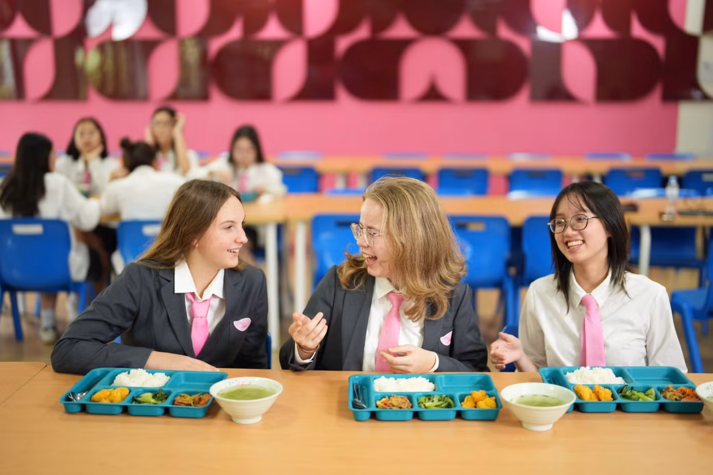 TH School cung cấp những bữa ăn tươi ngon, giàu dinh dưỡng và cân bằng