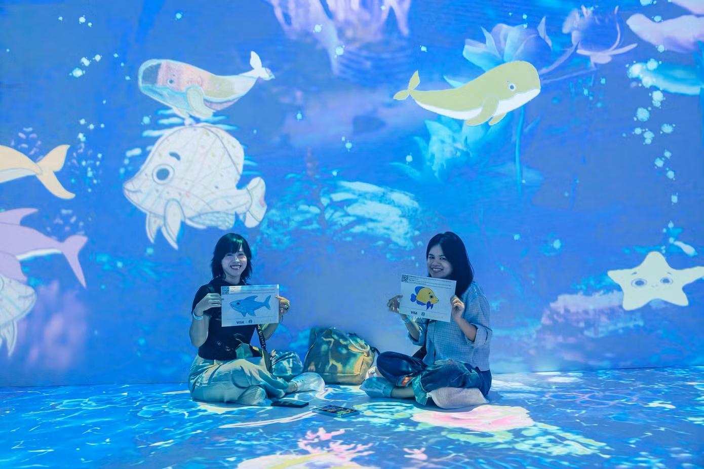 Khán giả ghi lại khoảnh khắc trải nghiệm tại khu Immersive House