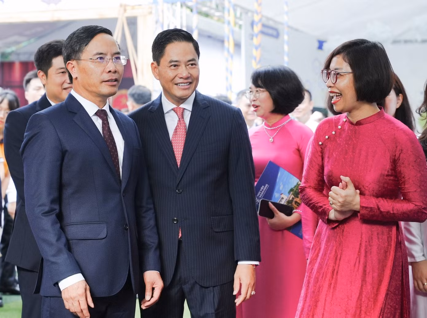 Thống đốc Ngân hàng Nhà nước Việt Nam Phạm Đức Ấn (người thứ nhất, từ trái sang) và PGS.TS Bùi Hữu Toàn (người thứ hai từ trái sang), Giám đốc Học viện Ngân hàng tham quan hội trại của sinh viên trong lễ khai giảng. Ảnh: HVNN