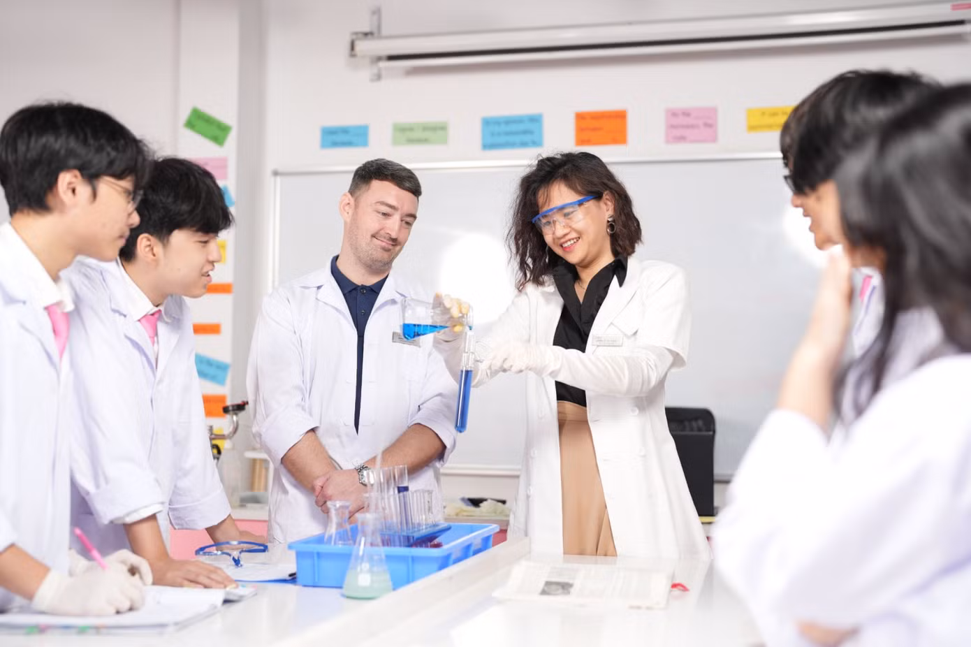 Học sinh hào hứng thực hành thí nghiệm khoa học tại TH School