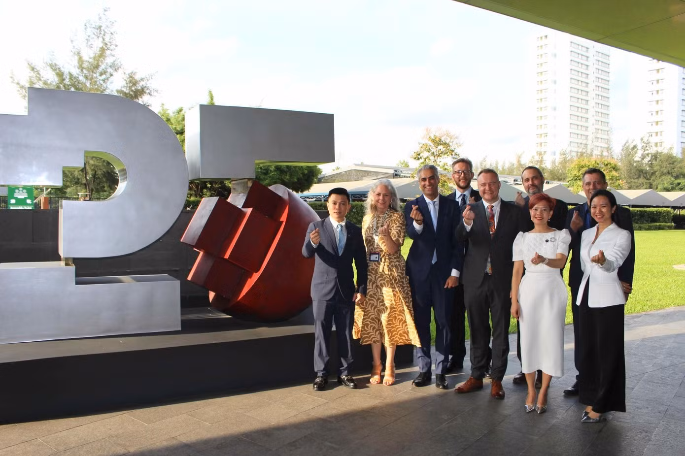 Các đại diện tham dự sự kiện ký kết hợp tác giữa Pearson và RMIT University Vietnam.