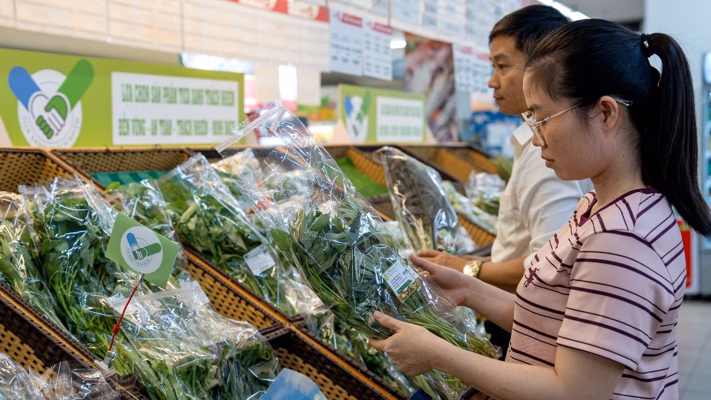 Khách hàng đang lựa chọn sản phẩm có tick xanh tại điểm bán thuộc hệ thống bán lẻ SATRA. Ảnh: SATRA