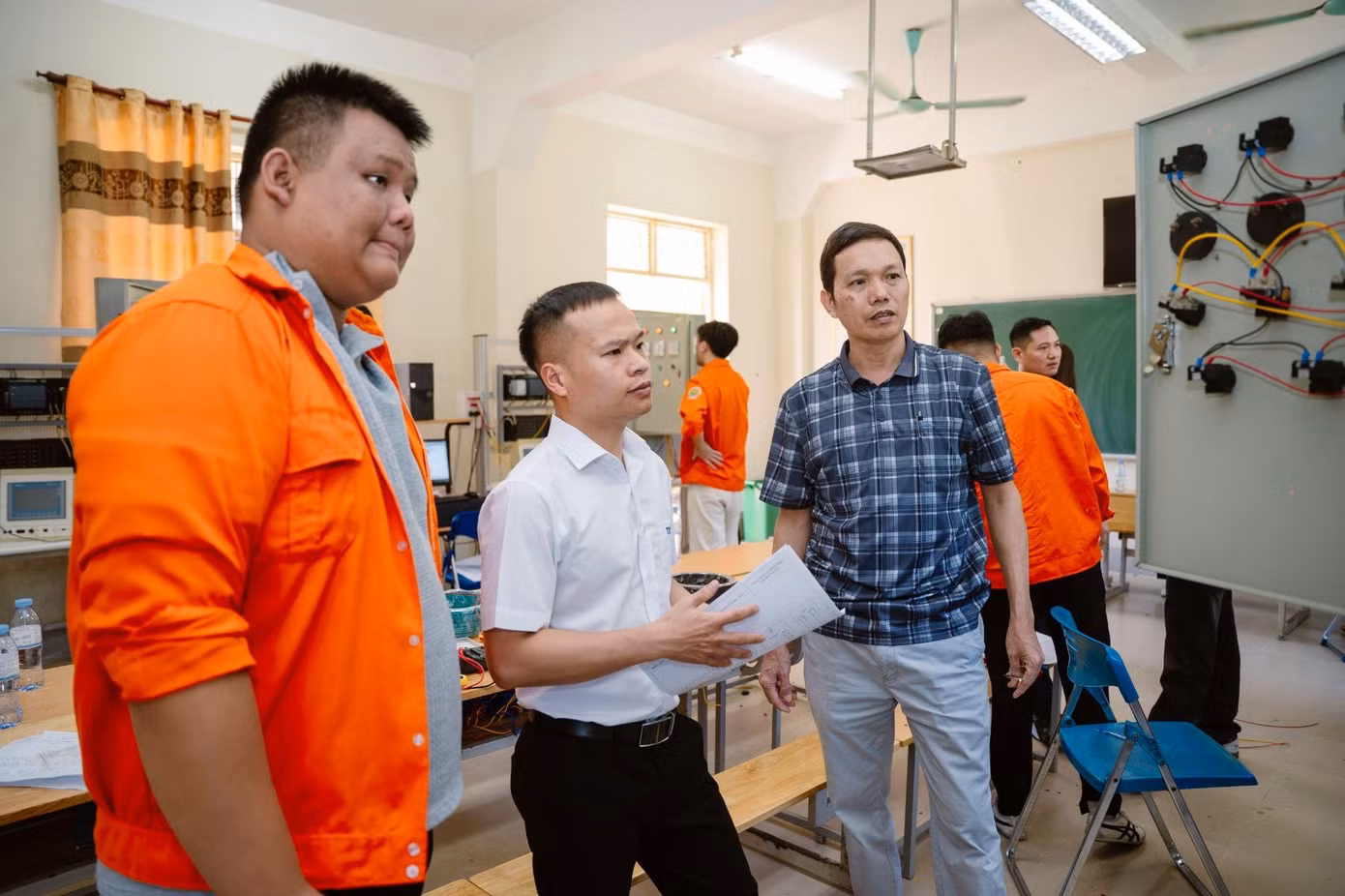 Các chuyên gia kỹ thuật từ Tập đoàn TH và giảng viên Khoa Cơ khí Động lực, Khoa Điện – Điện tử tham gia cố vấn đội thi