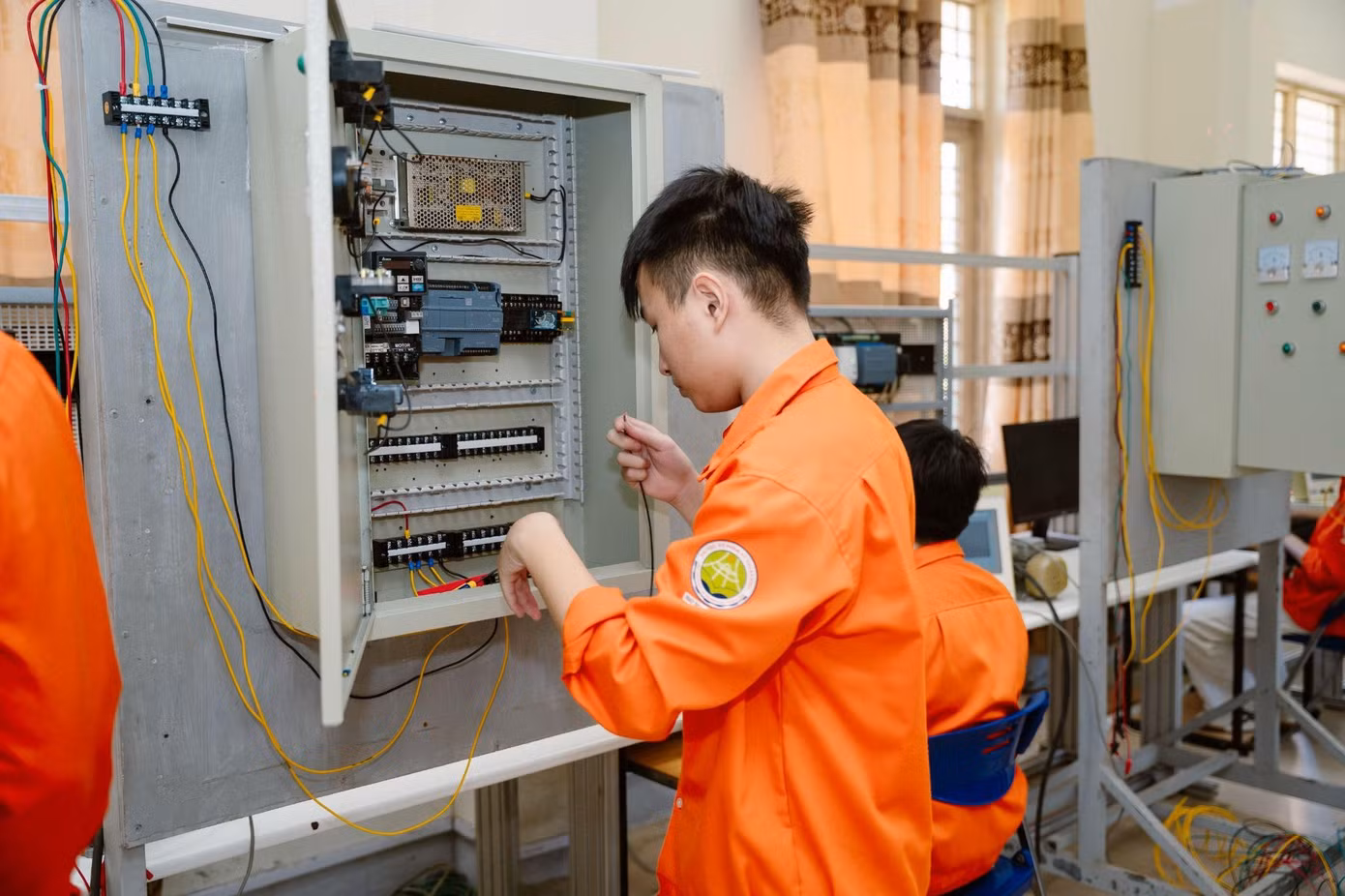 Sinh viên giải đề bài thực tế do doanh nghiệp đặt ra.