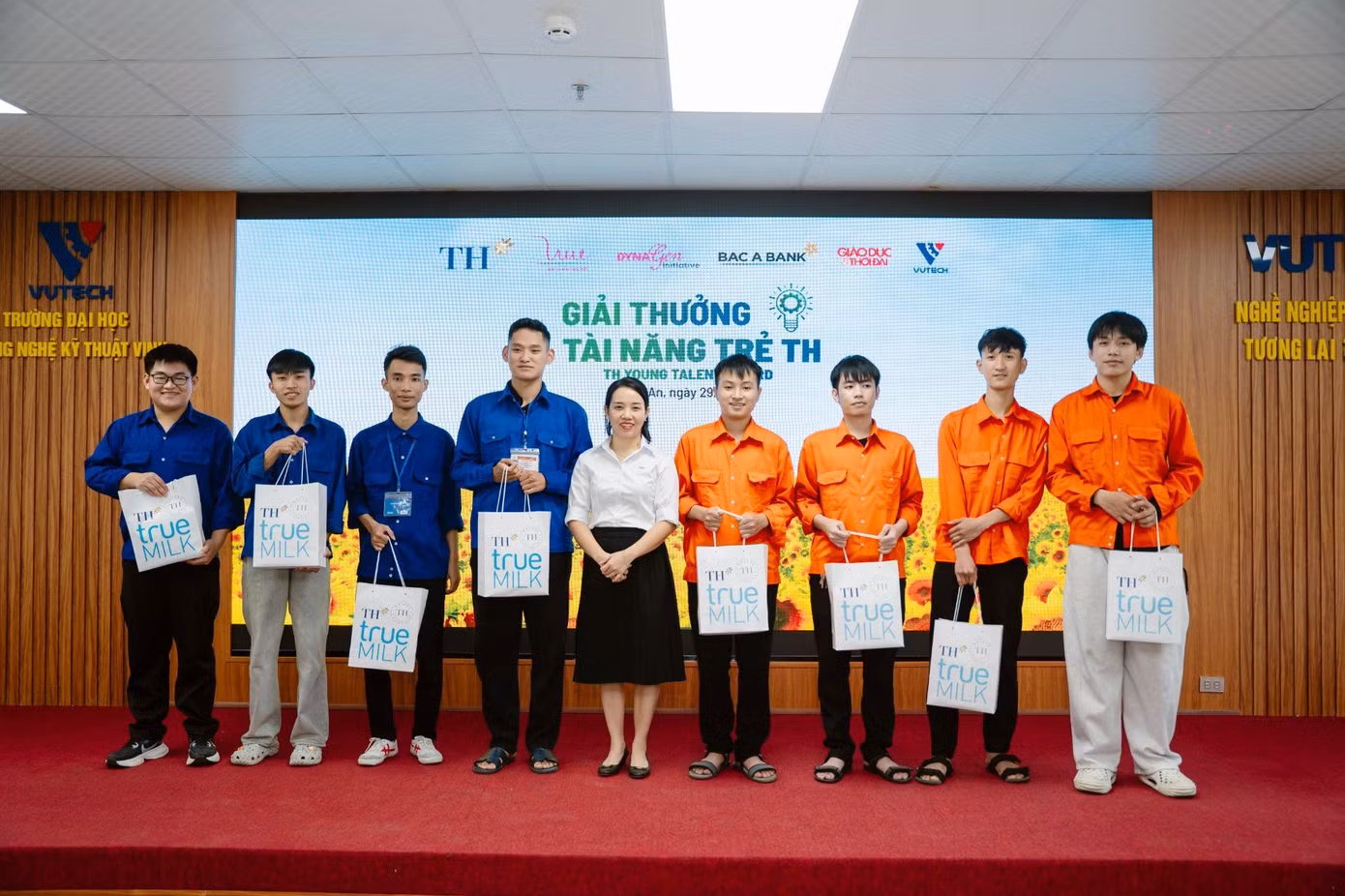 Trao giải cuộc thi “Tài năng trẻ TH”.