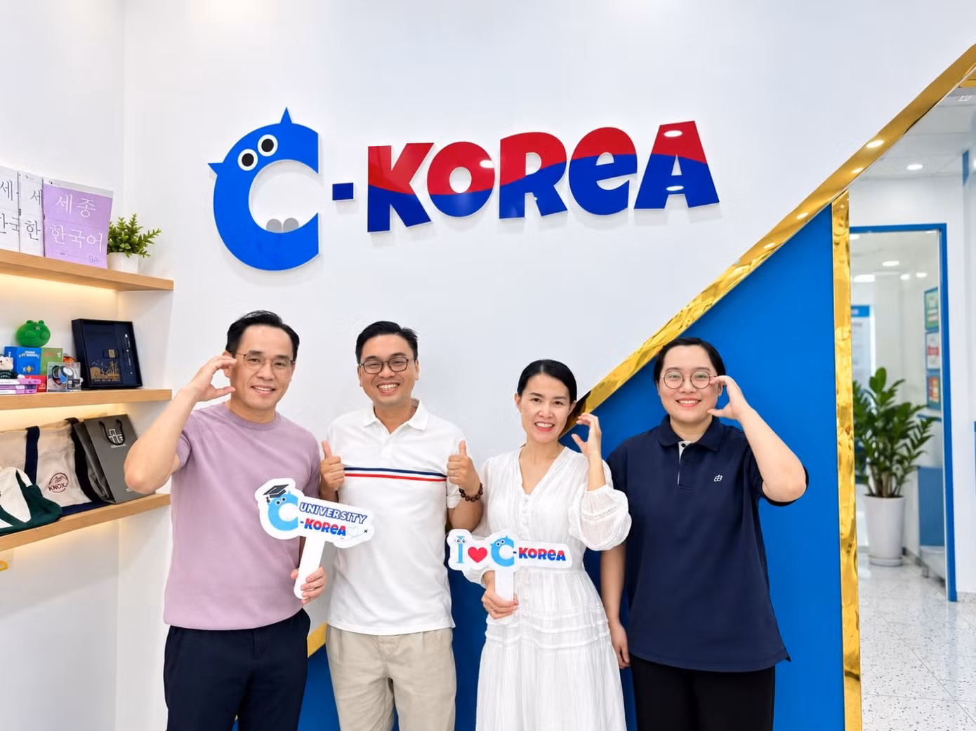 Viện trưởng Ki Woo Seok cùng gia đình phụ huynh học viên