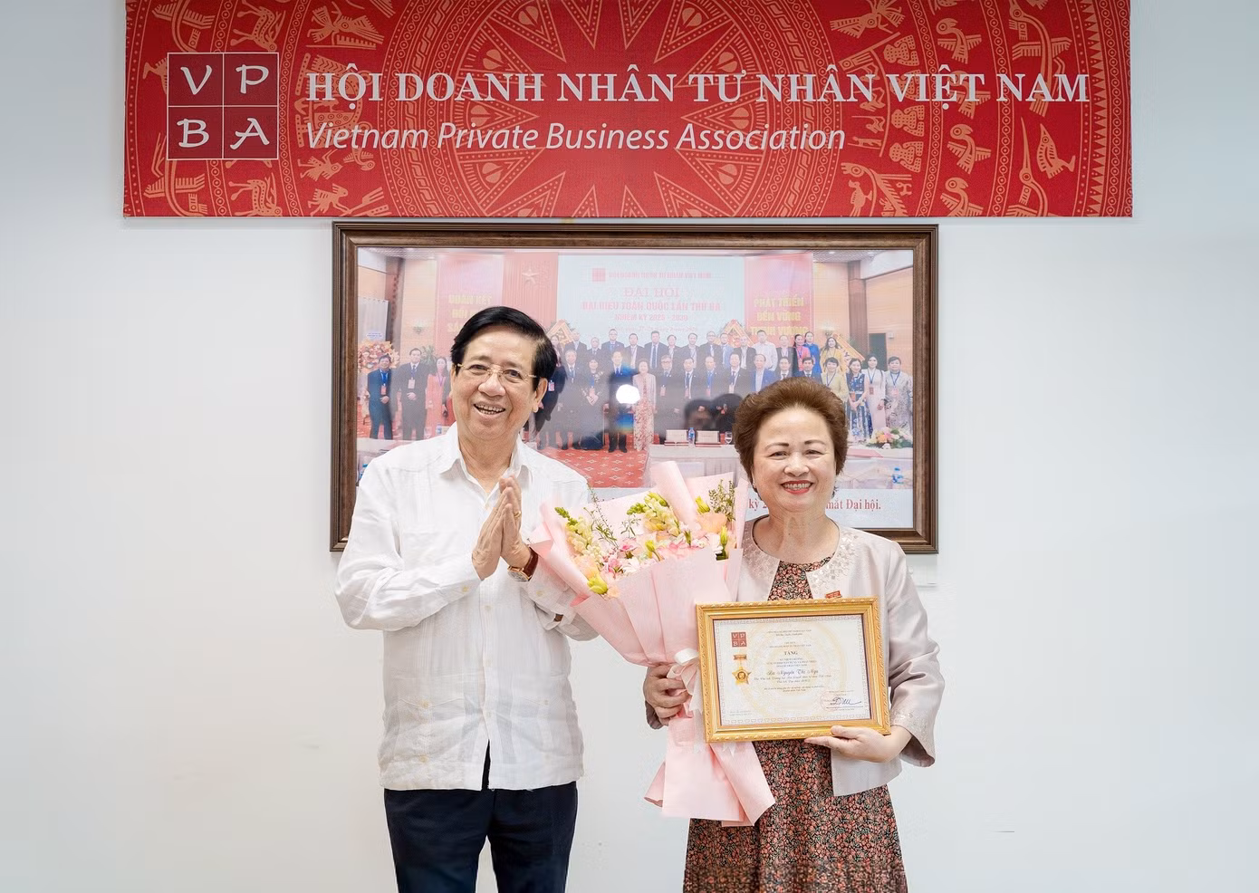 02-pgsts-nguyen-trong-dieu-trao-ky-niem-chuong-va-hoa-tang-ba-nguyen-thi-nga.jpg