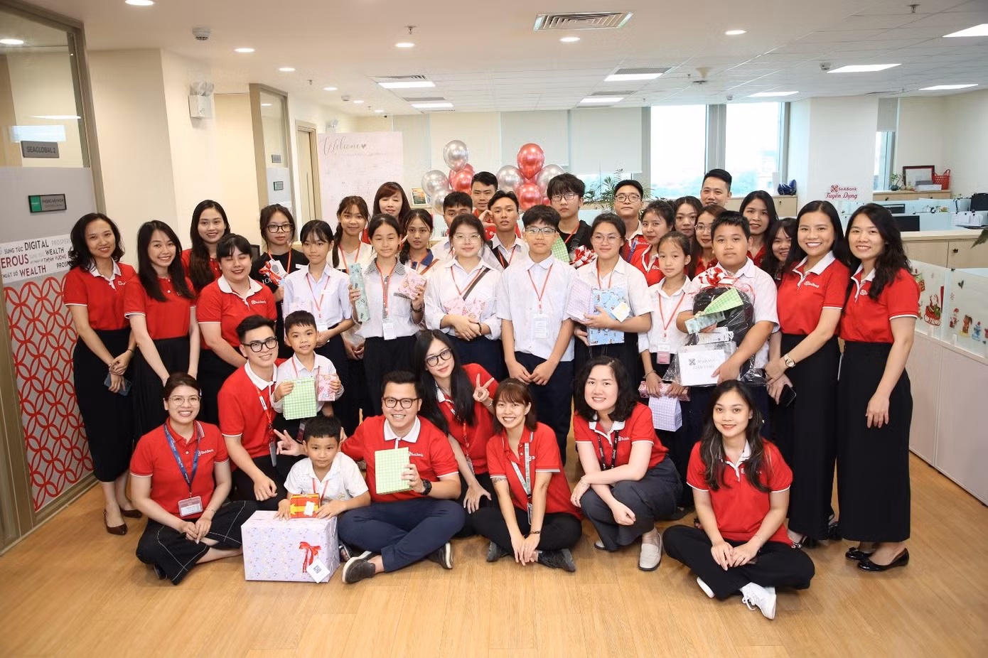 Các em học sinh được tham quan trải nghiệm môi trường làm việc tại Tập đoàn BRG và Ngân hàng SeABank.