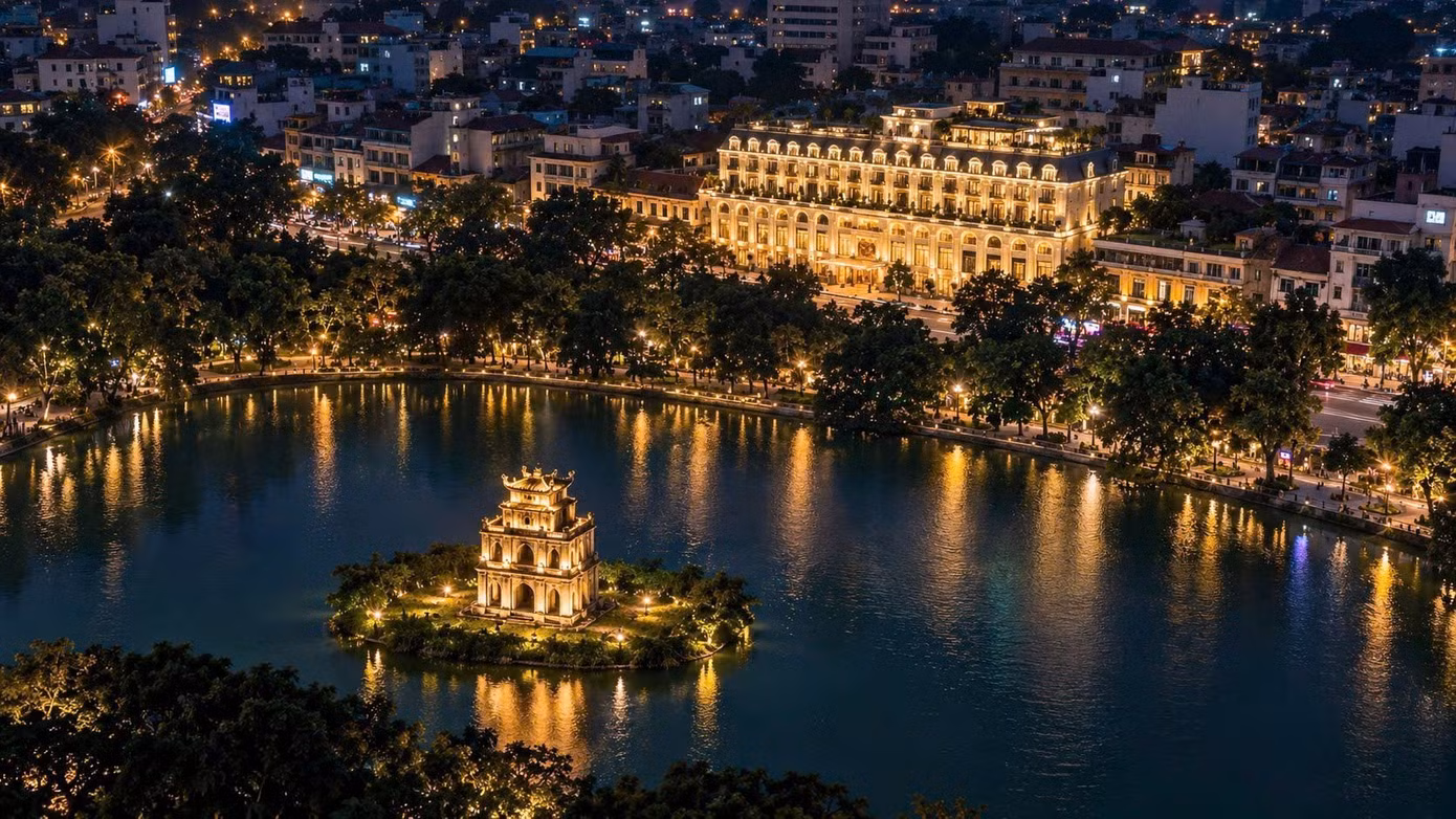 Khách sạn The Theodore Hanoi tọa lạc trên phố Lê Thái Tổ, sở hữu tầm nhìn trực diện Hồ Hoàn Kiếm, biểu tượng của Thủ đô Hà Nội.
