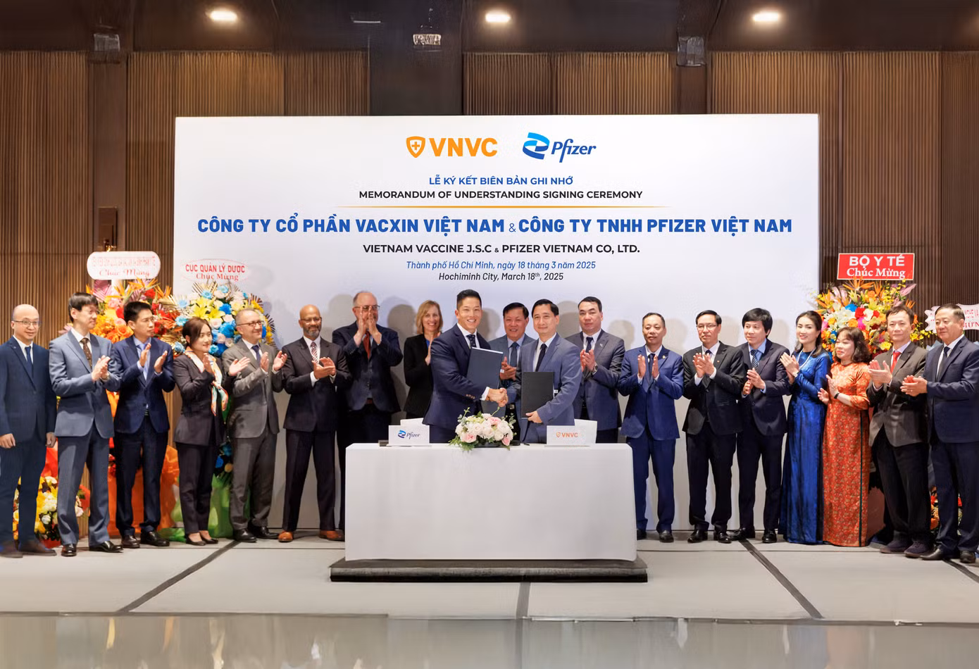 Tổng Bí thư, Chủ tịch nước Tô Lâm cùng Đoàn đại biểu cấp cao Việt Nam chứng kiến lễ trao văn kiện giữa Tập đoàn Dược phẩm Pfizer và Công ty Vắc xin VNVC (Việt Nam). Ảnh: TTXVN