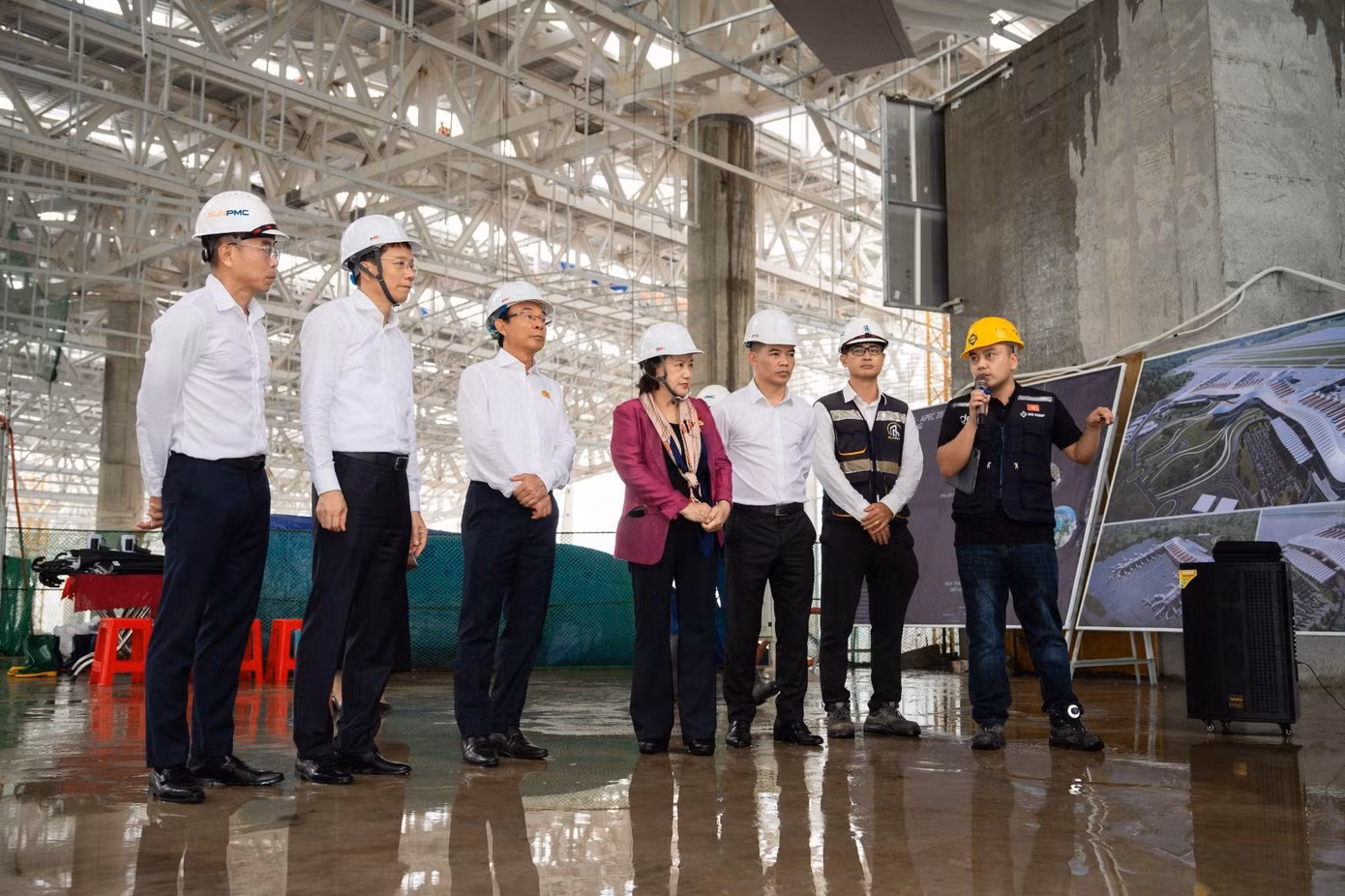 Đoàn tham quan và nghe giới thiệu về tiến độ dự án Cảng hàng không Quốc tế Phú Quốc chiều 22/9. Ảnh: TDC