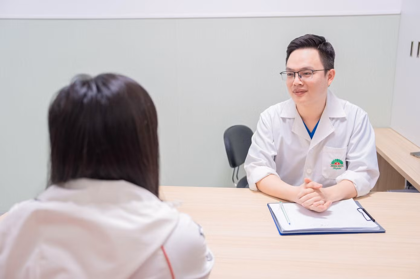 Bác sĩ Nguyễn Văn Hoàng trực tiếp thăm khám 1-1 để đưa ra phác đồ tối ưu