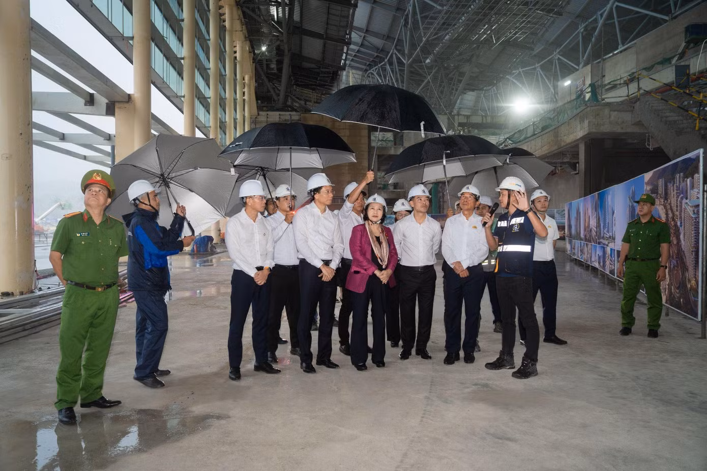 Đoàn nguyên lãnh đạo Đảng và Nhà nước thăm quan và nghe giới thiệu tại Trung tâm Hội nghị và Triển lãm APEC. Ảnh: TĐC