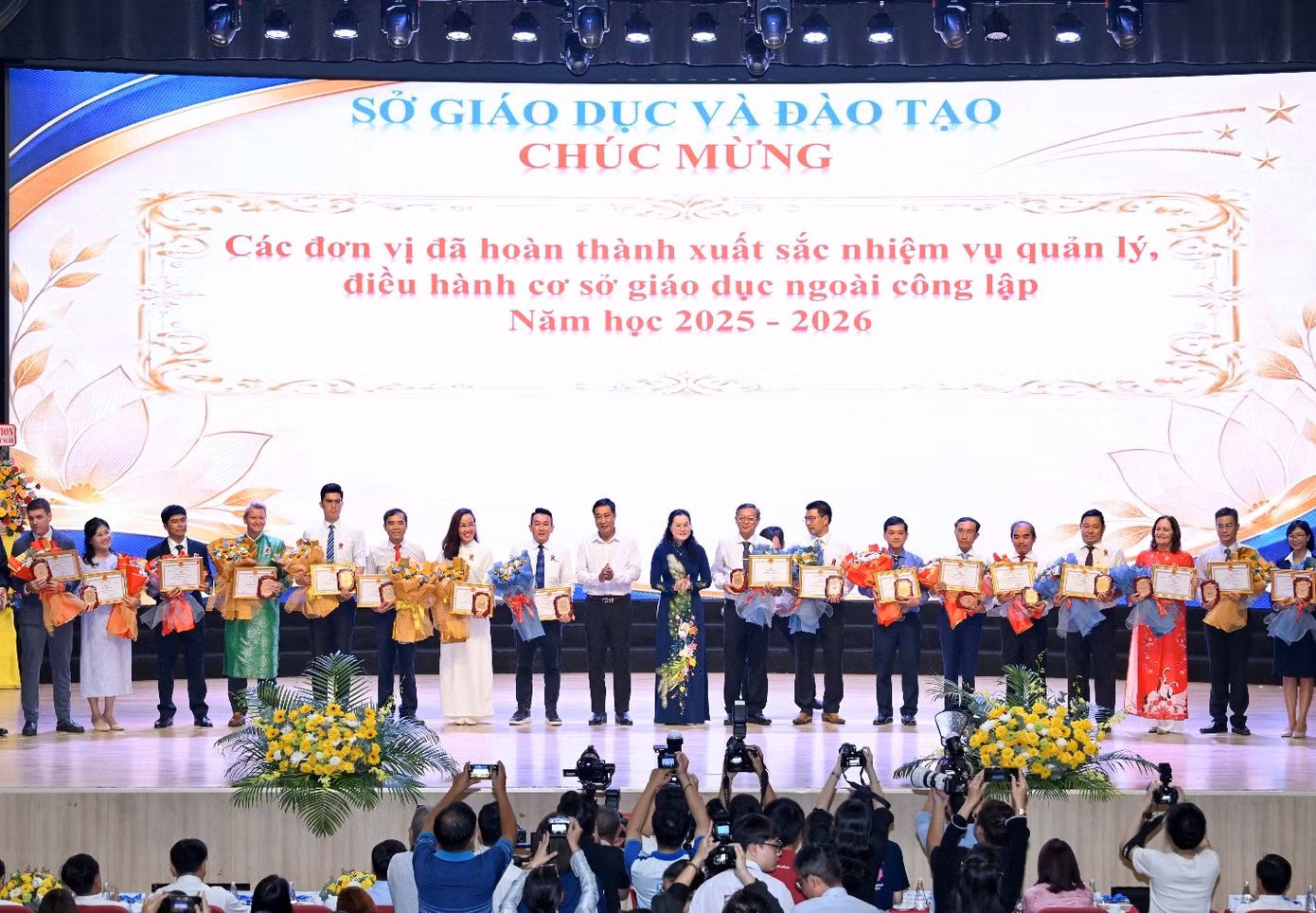 DOL English năm thứ hai liên tiếp được Sở Giáo dục &amp; Đào tạo TP.HCM trao tặng bằng khen Hoàn thành xuất sắc nhiệm vụ quản lý, tổ chức dạy và học năm học 2025–2026 - Ảnh: H.QUÂN