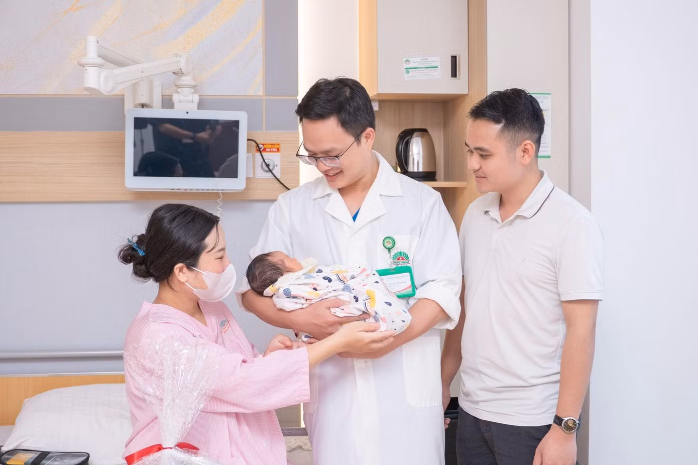Vợ chồng chị Thu hạnh phúc đón con đầu lòng sau bao thăng trầm
