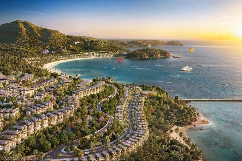 Vịnh Mây trải dài từ cao độ 4,8 m đến 187,5 m so với mực nước biển, quy hoạch giật cấp nương theo sườn đồi Hải Vân mở tầm nhìn hướng vịnh.